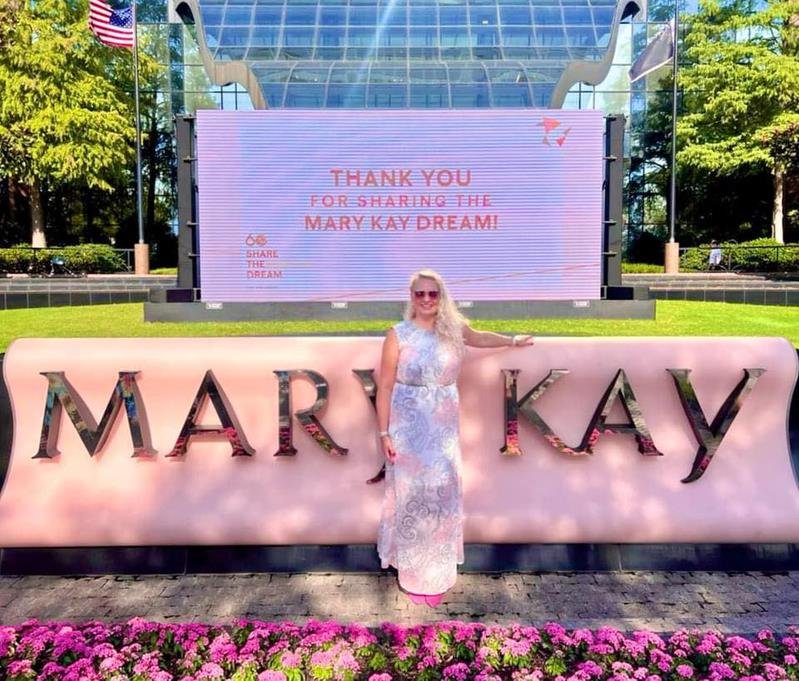 Kristýna u centrály Mary Kay v Dallasu