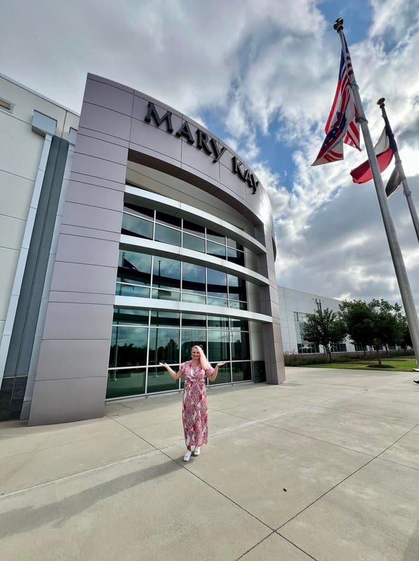 Kristýna před centrálou Mary Kay v Dallasu